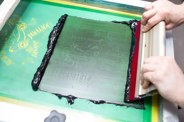 Screen printing process of plastisol color coating in clothing factory