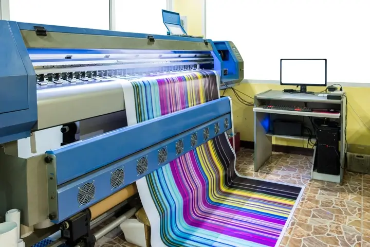 Large inkjet printer multicolor working on vinyl banner with computer control